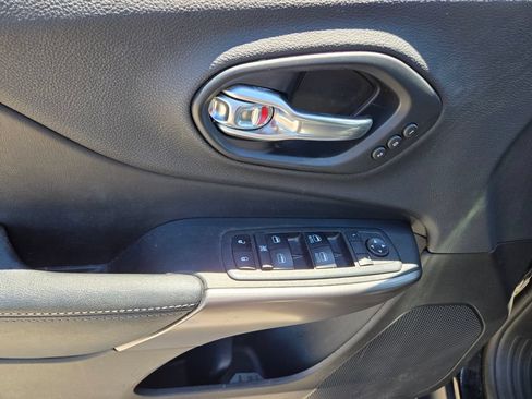 Used 2019 Jeep Cherokee Limited AWD/4WD image 17