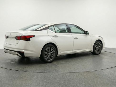 Used 2025 Nissan Altima 2.5 SV FWD image 9