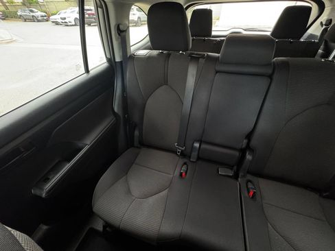 Used 2025 Toyota Highlander LE FWD image 37