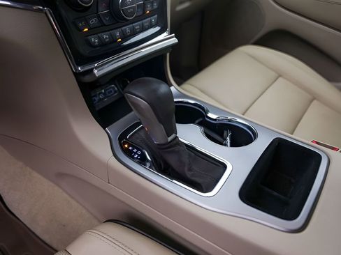 Used 2020 Jeep Grand Cherokee Overland RWD image 23