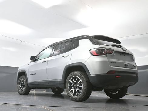 Used 2025 Jeep Compass Trailhawk AWD/4WD image 31