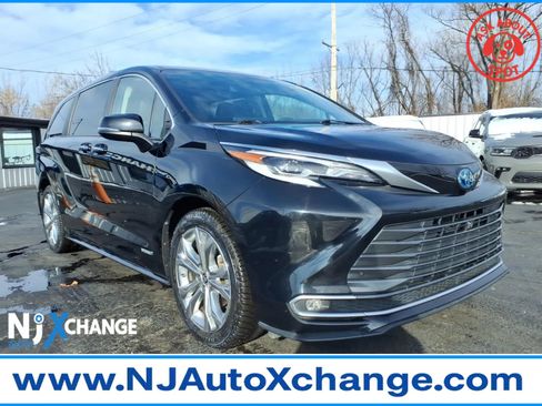 Used 2021 Toyota Sienna Platinum image 1