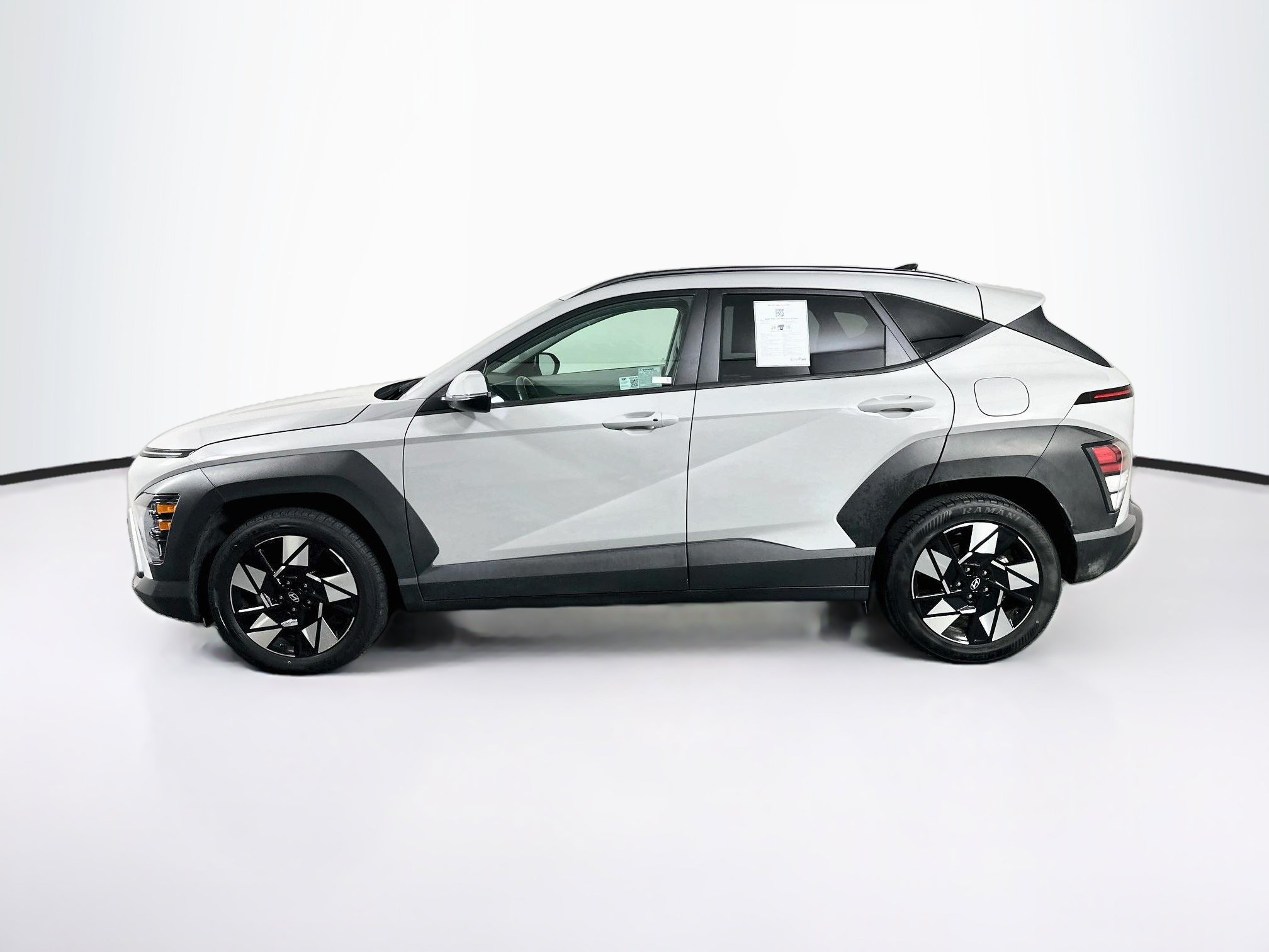 Used 2025 Hyundai Kona SEL FWD image 4