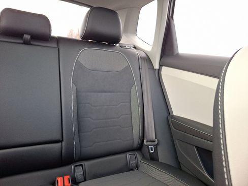 Used 2025 Volkswagen Taos SE image 16