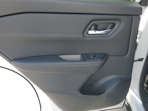 Used 2025 Nissan Rogue SL FWD image 29