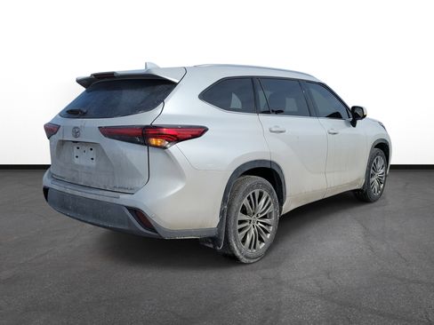 Used 2023 Toyota Highlander L image 4