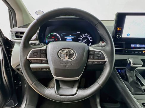 Used 2025 Toyota Sienna XLE FWD image 17