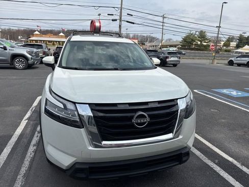 Used 2023 Nissan Pathfinder SV w/ SV Premium Package image 3