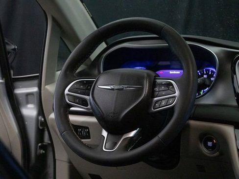 Used 2024 Chrysler Pacifica Touring-L FWD image 15