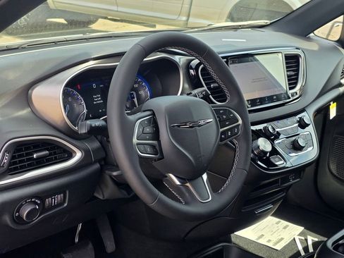 New 2026 Chrysler Voyager LX image 7