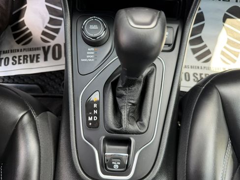 Used 2019 Jeep Cherokee Latitude Plus w/ Comfort/Convenience Group AWD/4WD image 28