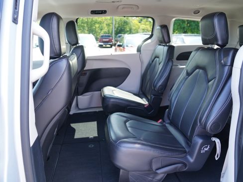 Used 2024 Chrysler Pacifica Touring-L FWD image 5