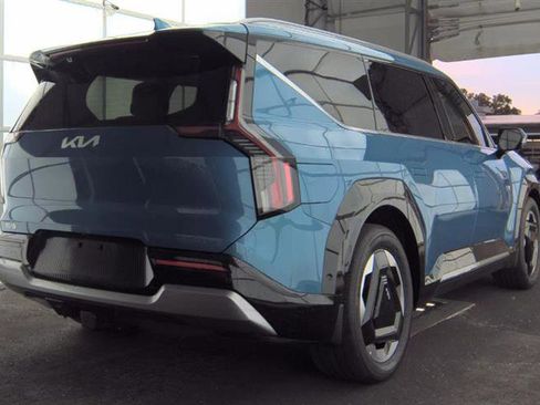 Used 2024 Kia EV9 Land image 5