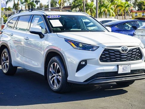 Used 2022 Toyota Highlander XLE image 3