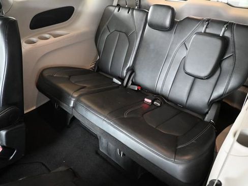 Used 2024 Chrysler Pacifica Touring-L image 24