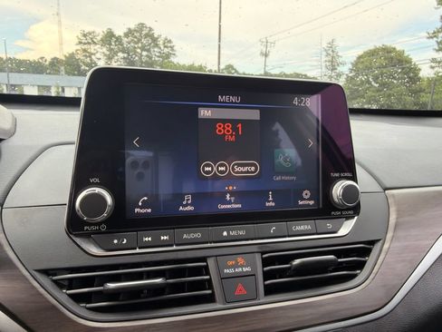 Used 2024 Nissan Altima 2.5 SV FWD image 9