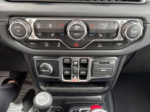 Used 2024 Jeep Wrangler Unlimited Sahara AWD/4WD image 17