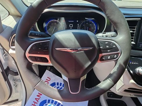 Used 2024 Chrysler Pacifica Touring-L FWD image 15