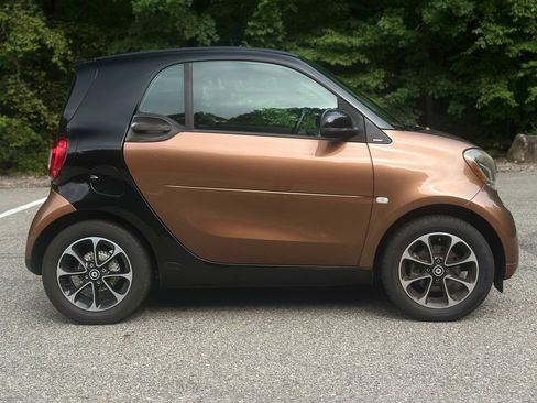Used 2016 smart fortwo passion RWD image 8