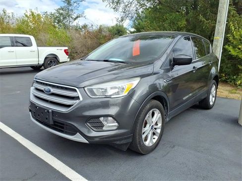 Used 2017 Ford Escape SE image 2