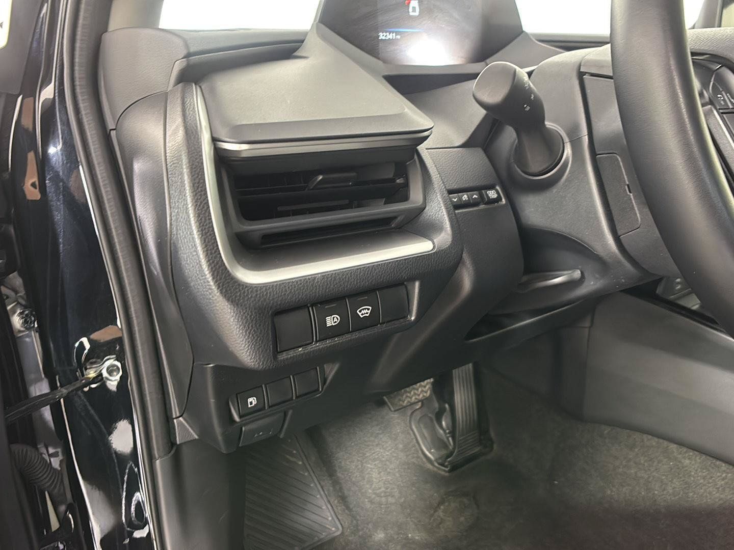 Used 2025 Toyota Prius LE FWD image 28