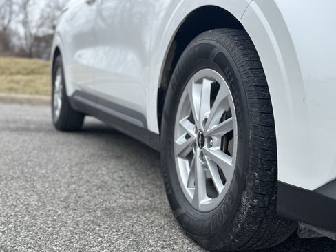 Used 2022 Kia Carnival LX image 8