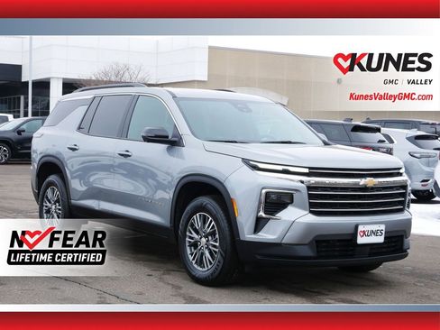 Used 2024 Chevrolet Traverse LT image 1