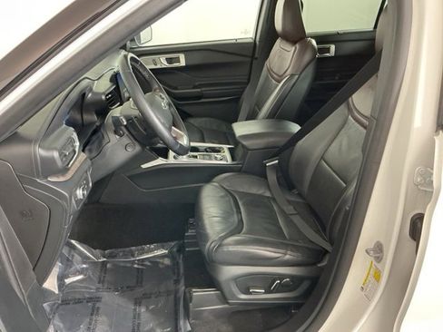 Used 2020 Ford Explorer Platinum image 17