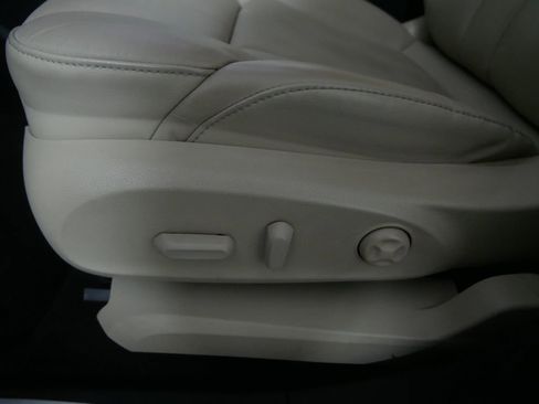 Used 2018 Buick Envision Premium image 16