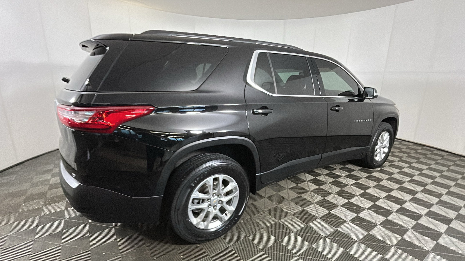 Used 2021 Chevrolet Traverse LT FWD image 3