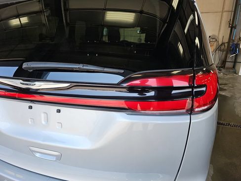 Used 2024 Chrysler Pacifica Touring-L FWD image 34