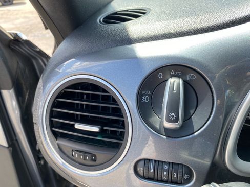 Used 2019 Volkswagen Beetle 2.0T SE FWD image 24