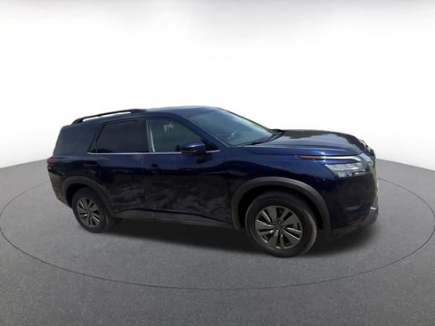 Used 2025 Nissan Pathfinder SV FWD image 2