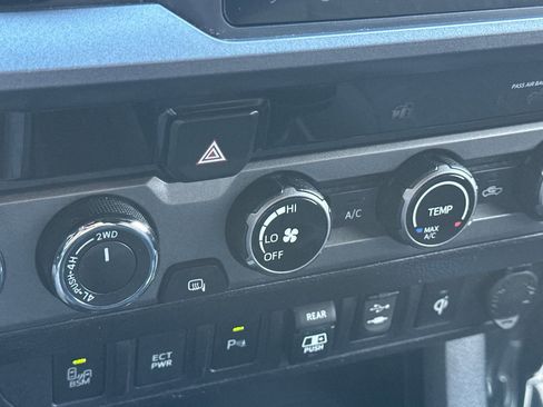 Used 2018 Toyota Tacoma TRD Sport w/ Exterior Package image 28