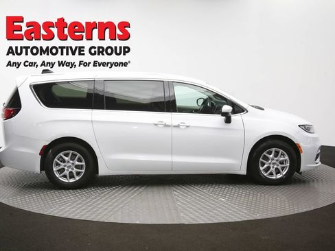 Used 2023 Chrysler Pacifica Touring-L FWD image 46