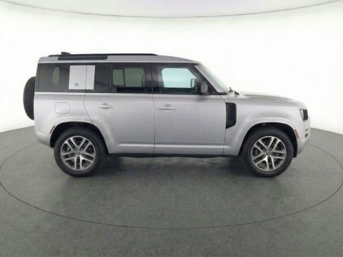 Certified 2022 Land Rover Defender 110 XS Edition image 42