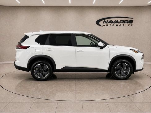 Used 2024 Nissan Rogue SV FWD image 8