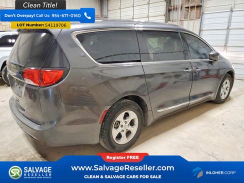 Used 2017 Chrysler Pacifica Touring-L Plus FWD image 4