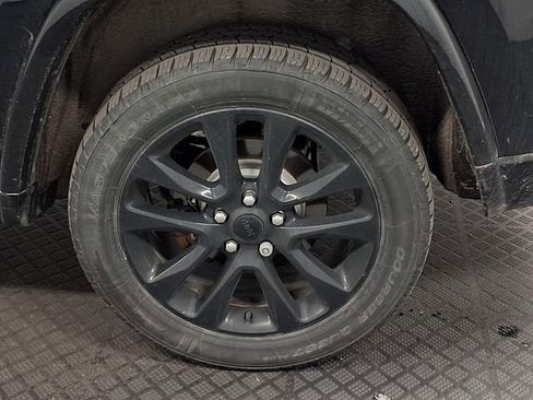Used 2018 Jeep Grand Cherokee Altitude AWD/4WD image 12