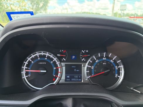 Used 2018 Toyota 4Runner TRD Off-Road AWD/4WD image 10