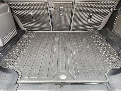 New 2024 Land Rover Defender 110 S image 31