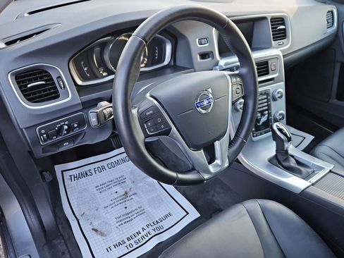 Used 2017 Volvo S60 T5 Inscription image 12