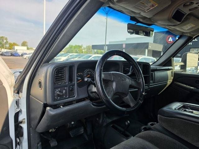 Used 2004 Chevrolet Silverado 2500 LS w/ Heavy-Duty Power Package AWD/4WD image 8