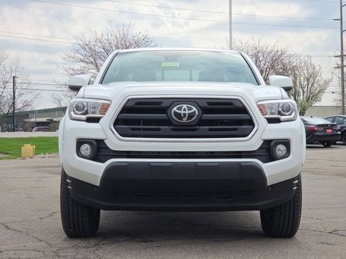 Used 2018 Toyota Tacoma SR5 AWD/4WD image 3