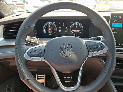New 2026 Volkswagen Tiguan SE R-Line AWD/4WD image 14