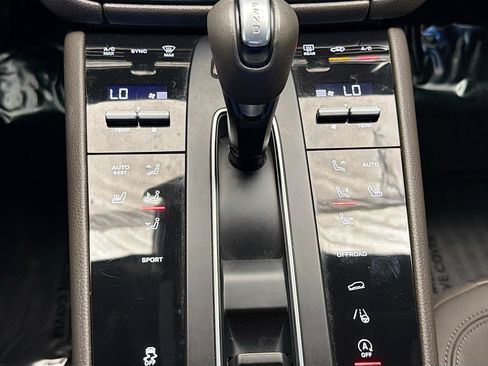 Used 2022 Porsche Macan AWD/4WD image 10