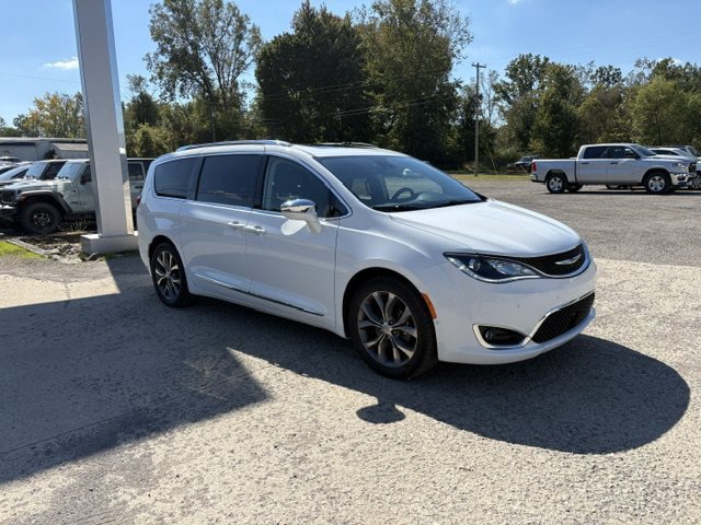 Used 2020 Chrysler Pacifica Limited w/ Tire & Wheel Group FWD image 3