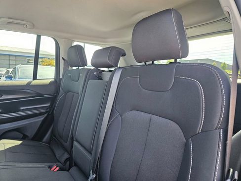 Used 2024 Jeep Grand Cherokee Laredo AWD/4WD image 17