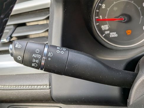 Used 2023 GMC Acadia SLT image 28