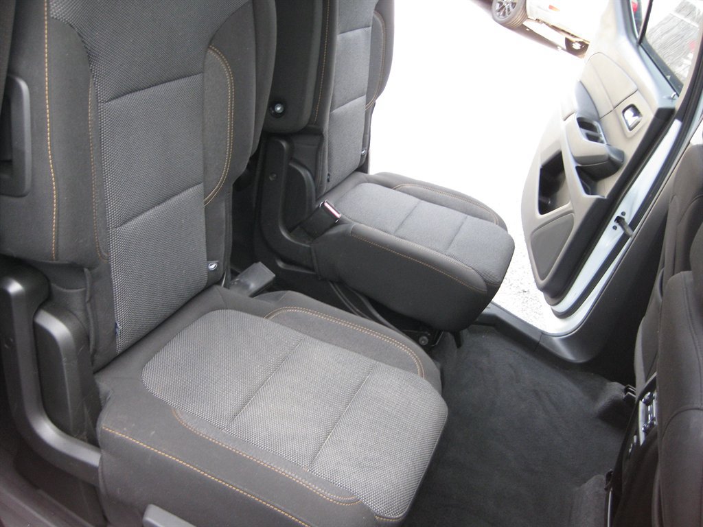 Used 2021 Chevrolet Traverse LT FWD image 30